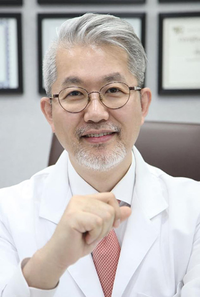 Dr. An in his office in Lydian Clinic.